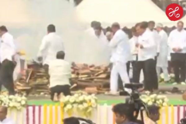 Ajit Pawar Last Rites : अश्रूंच्या महापुरात अजित पवार अनंतात विलीन; सुपुत्र पार्थ आणि जय पवारांनी दिला मुखाग्नी