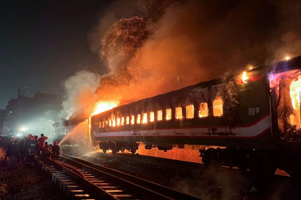 Mumbai Local Fire: कुर्ला – विद्याविहार दरम्यान लोकलला आग; ऐन गर्दीच्या वेळी मध्य रेल्वेची वाहतूक विस्कळीत