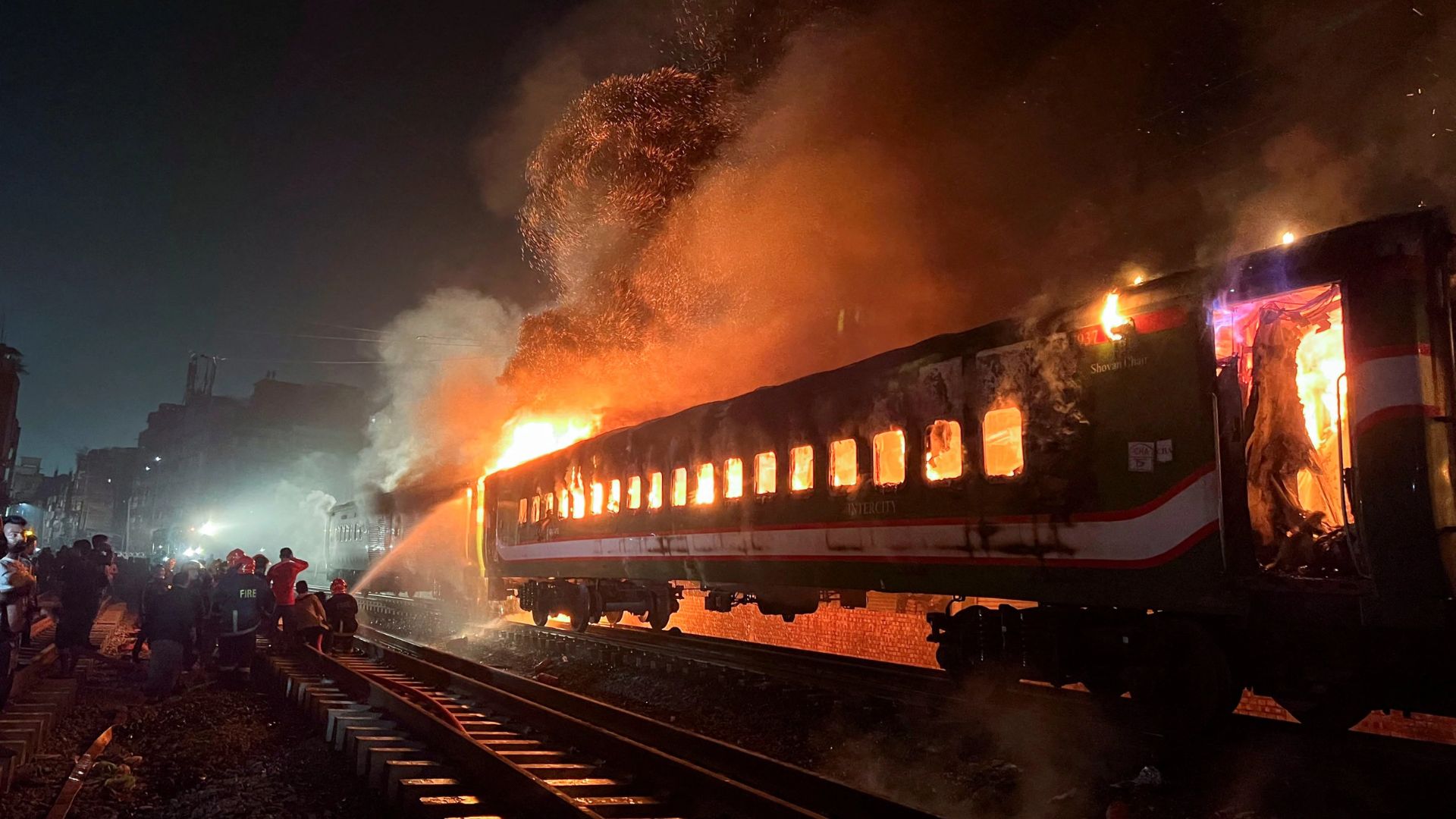 Mumbai Local Fire: कुर्ला – विद्याविहार दरम्यान लोकलला आग; ऐन गर्दीच्या वेळी मध्य रेल्वेची वाहतूक विस्कळीत