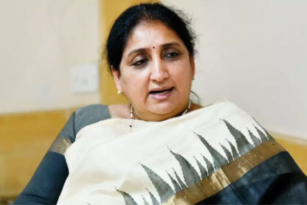 राष्ट्रवादीत नवा ट्विस्ट! सुनेत्रा पवारांच्या पत्रामुळे पार्थ पवार अडचणीत? नेमकं काय घडलं?