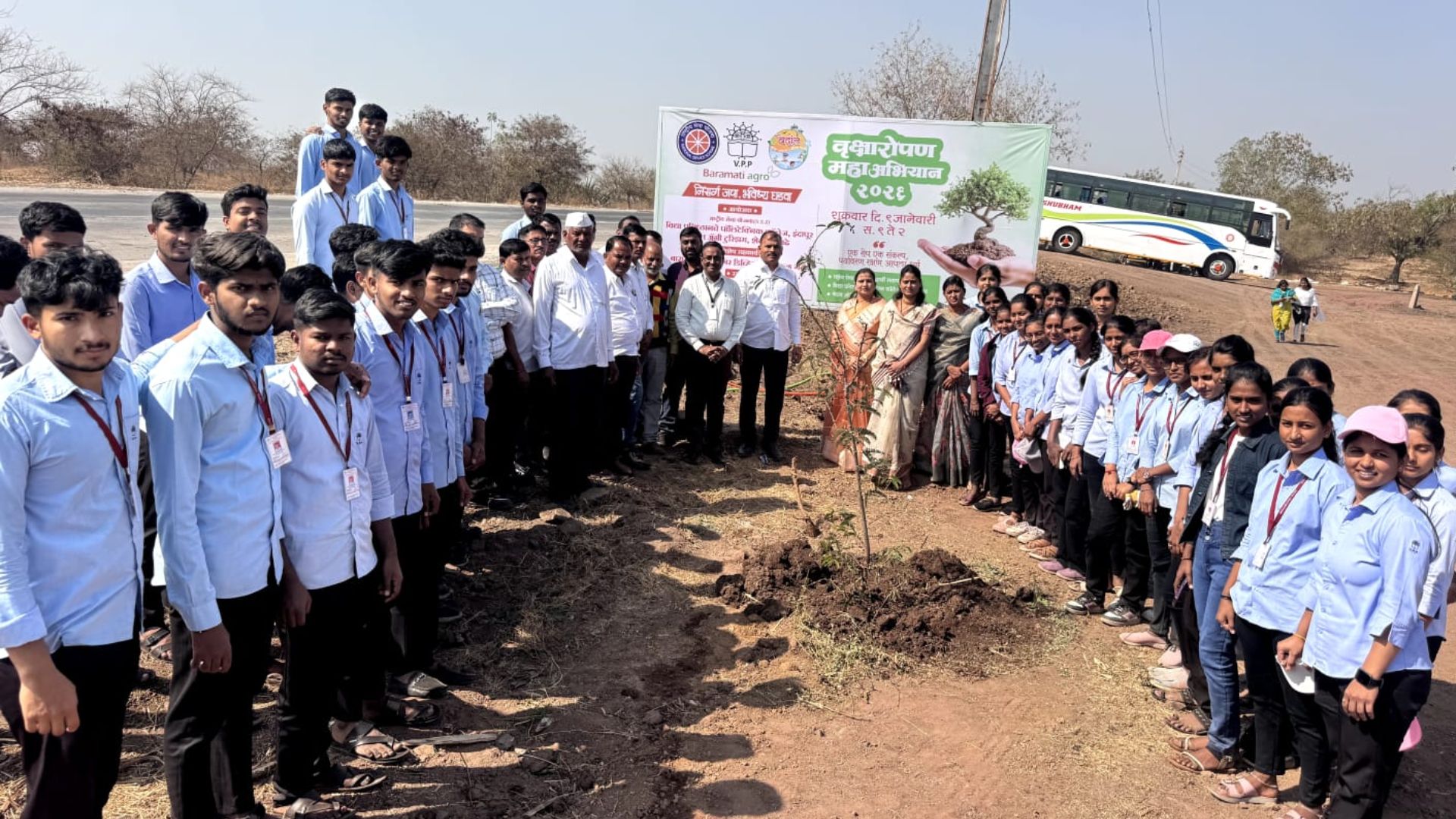 विद्या प्रतिष्ठान पॉलिटेक्निक कॉलेजचा खास उपक्रम; राष्ट्रीय सेवा योजनेच्यावतीने शेटफळ गढे येथे 400 वृक्षांची लागवड