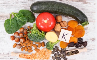 Vitamin K च्या कमतरतेमुळे उद्भवू शकतात अनेक समस्या; ‘या’ पदार्थांचा तुमच्या आहारात करा समावेश