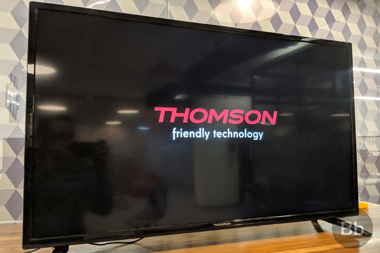 Thomson ने लाँच केला बजेटमधील स्मार्ट टीव्ही; व्हॉईस कंट्रोलसह 400 चॅनेल पाहता येतील मोफत