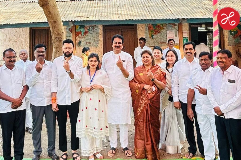 हर्षवर्धन पाटील यांनी सहकुटुंब बजावला मतदानाचा हक्क; इंदापूरमधील सर्व 24 जागांवर व्यक्त केला विजयाचा विश्वास