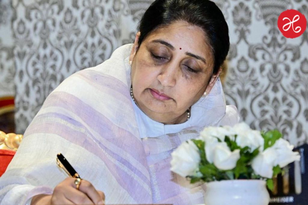 बीड आणि पुण्याचे पालकत्व आता ‘वहिनीं’कडे; राज्य सरकारकडून अधिकृत परिपत्रक जारी