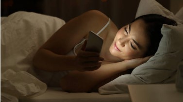 झोपताना मोबाईल जवळ ठेऊ नकाच; मोबाईल रेडिएशनमुळे कर्करोगाचा वाढू शकतो धोका