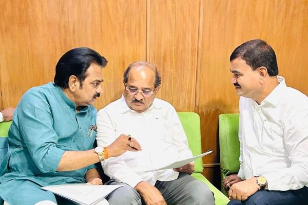 उजनी पाणलोट क्षेत्रातील धरणग्रस्त शेतकऱ्यांच्या अतिक्रमण हटाव नोटीसा रद्द कराव्यात; भरणे-पाटील यांचे राधाकृष्ण विखे-पाटील यांना साकडे