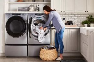 वॉशिंग मशीनमुळे कपड्यांवर डाग पडत आहेत का? तर ‘हे’ जाणून घ्या…