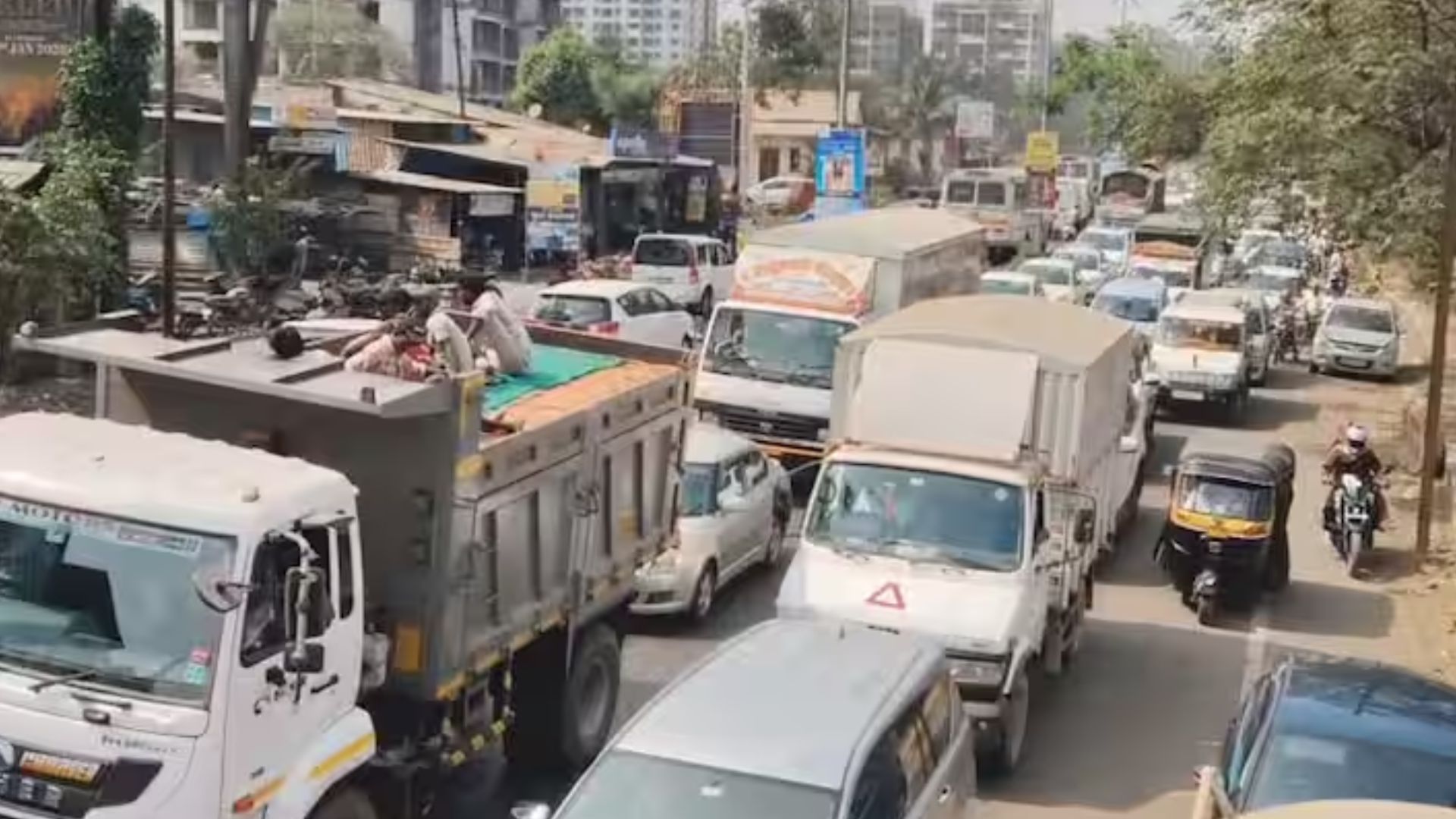 Mumbai Pune Expressway: वाहतूक कोंडीमुळे लोकांचा संताप; मुंबई-पुणे एक्स्प्रेस वेवर टोल न आकारण्याच्या सूचना देण्याचे राज्यमंत्र्यांचे आश्वासन