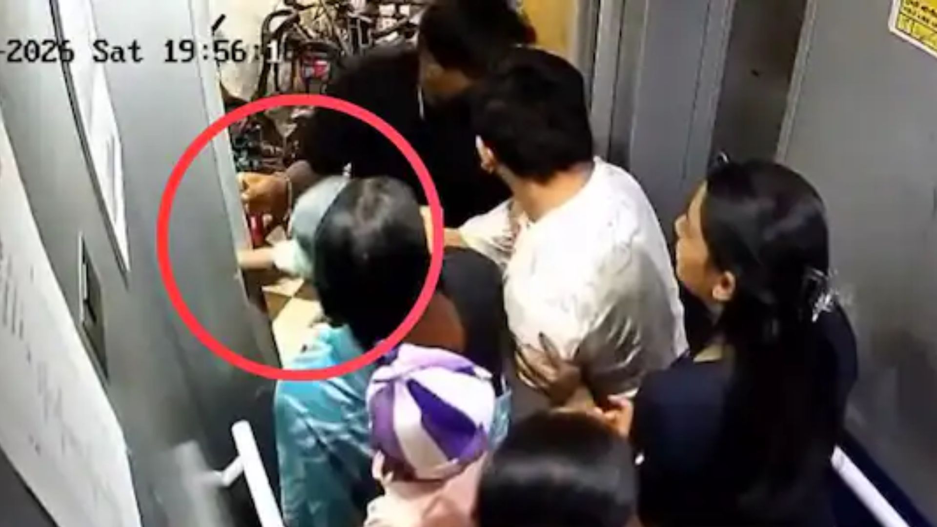 Pune: चिमुकलीचा हात लिफ्टमध्ये अडकला; बचावासाठी सगळ्यांची धावपळ, थरारक व्हिडीओ समोर