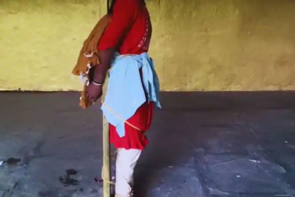 Beed Crime : बीडमध्ये घरात झोपलेल्या महिलेला उचलून नेत अत्याचार, नंतर नराधमाने पीडितेला गावच्या चावडीवर बांधलं