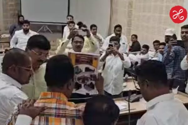 अहिल्यानगर मनपात ठिणगी! वादग्रस्त श्रीपाद छिंदमला सभागृहातून हुसकावून लावले; अर्थसंकल्पीय सभेत अभूतपूर्व राडा