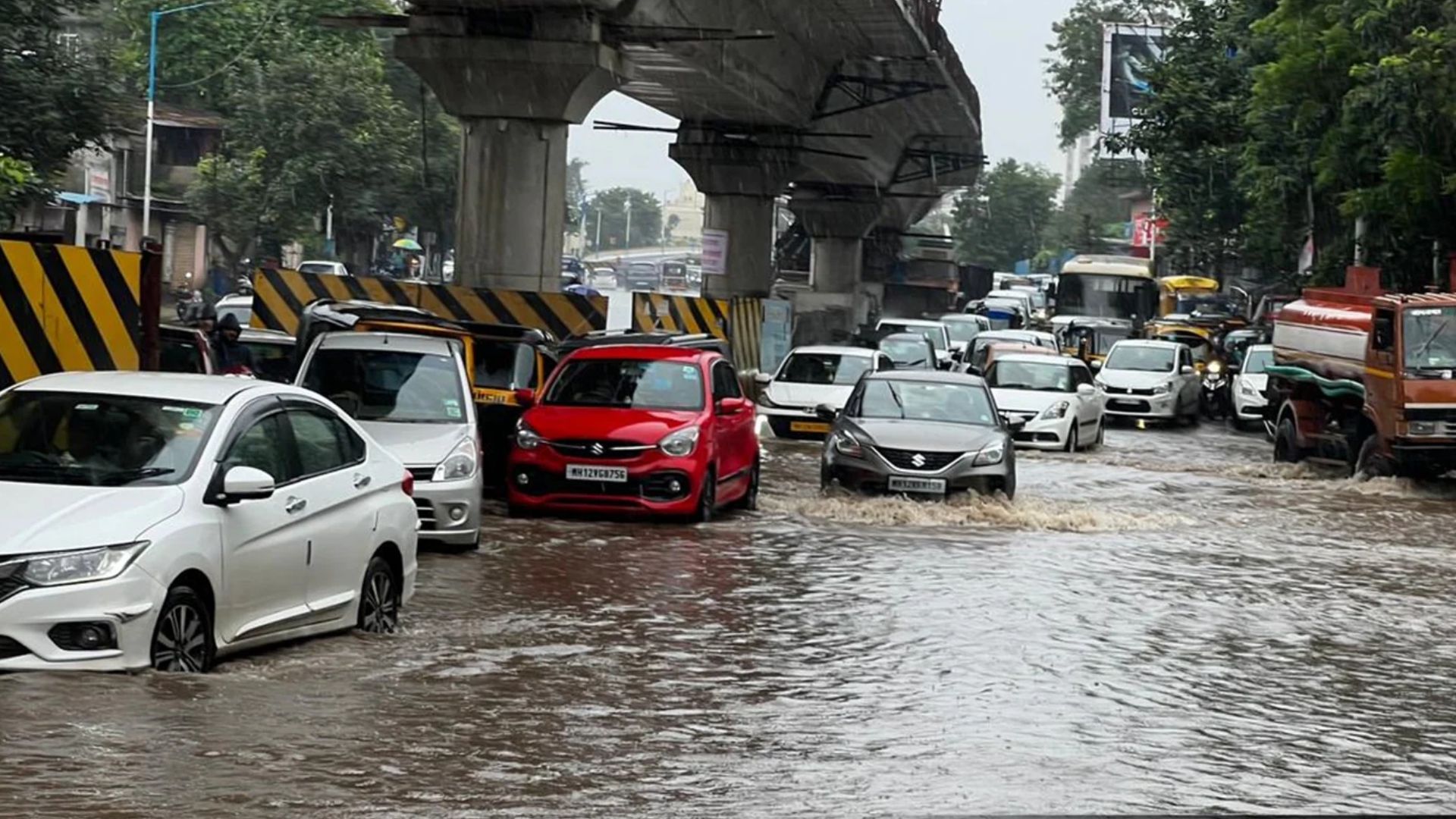 Pune Unseasonal Rain: पुण्याला पावसानं झोडपलं! वादळी वारा, रस्त्यावर पाणी वरून टपोऱ्या गारांचा तडाखा