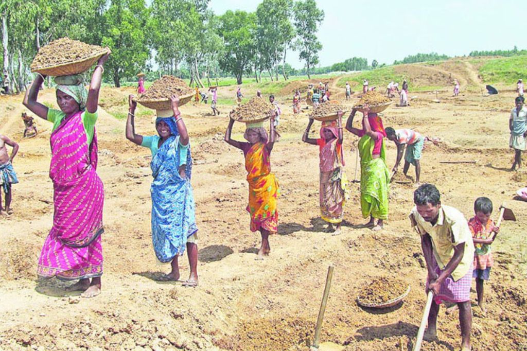 एका गावातील ‘रोहयो’च्या एकापेक्षा जास्त कामे करण्यावर बंदी नाही