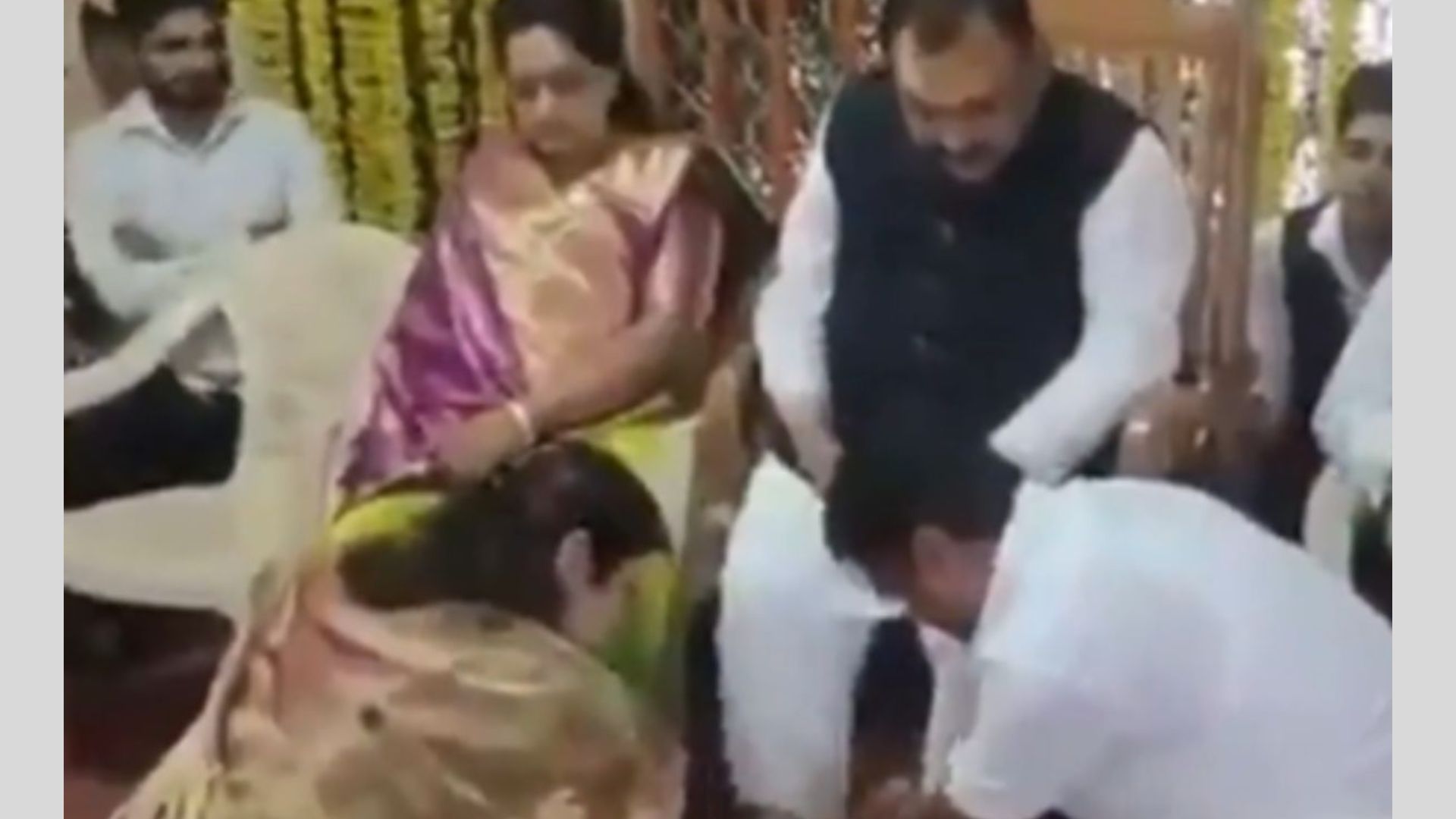 Ashok Kharat Case: “जवळच्या माणसांनी पाठीत खंजीर खुपसला, त्यांची प्रतिमा उद्ध्वस्त करण्याचा प्रयत्न”; अशोक खरातच्या पत्नीची प्रतिक्रीया