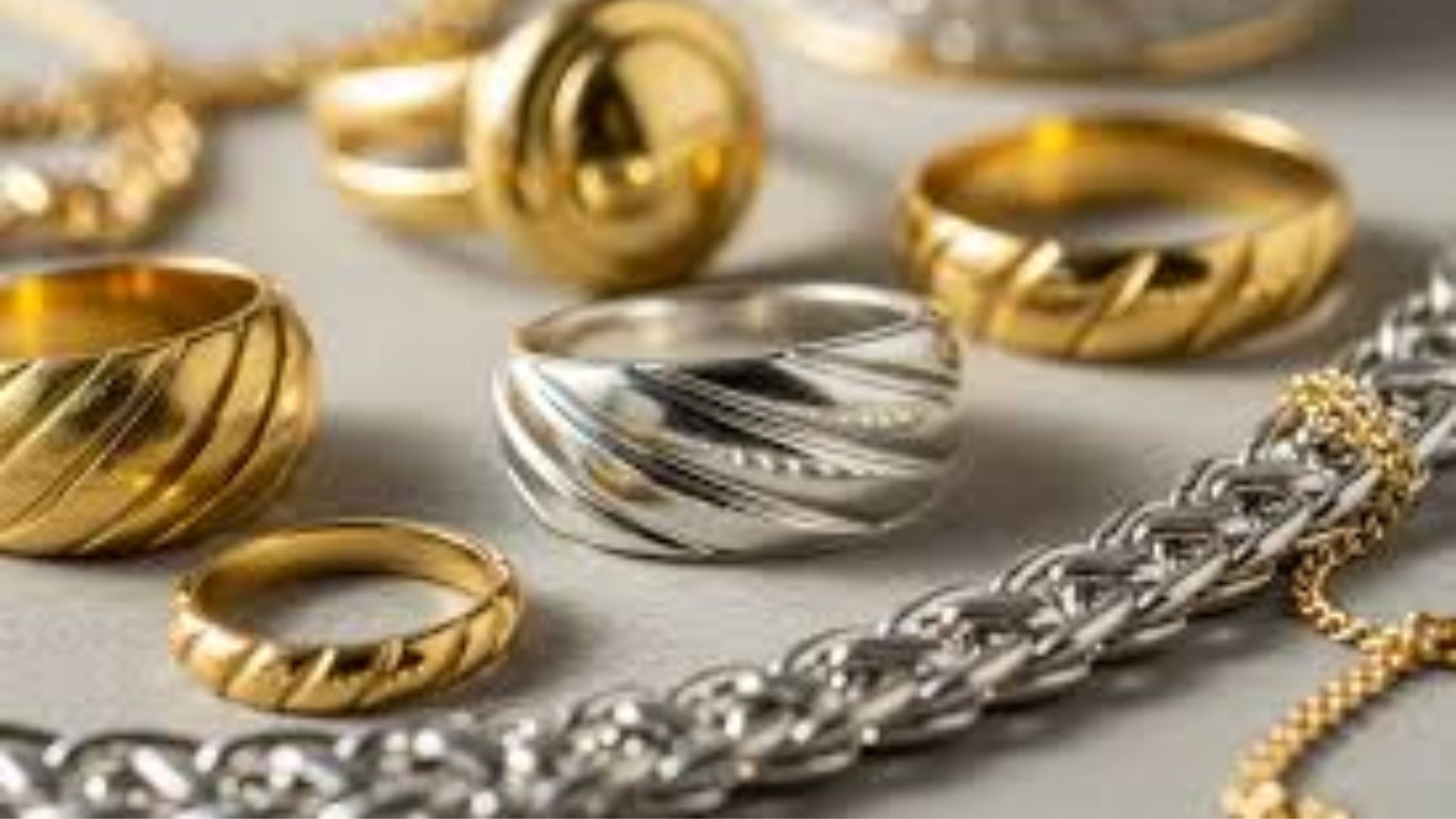 सोन्याच्या दरात मोठी घसरण! सोनं 5000 रुपयांनी स्वस्त, चांदीच्या दरात 15000 रुपयांची घसरण