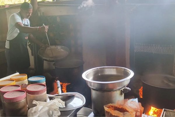 Dombivli: इराणमधील युद्धाचा डोंबिवलीत ‘धूर’; पार्किंगमध्ये चुली पेटल्या, शेफ तोडतायत लाकडं