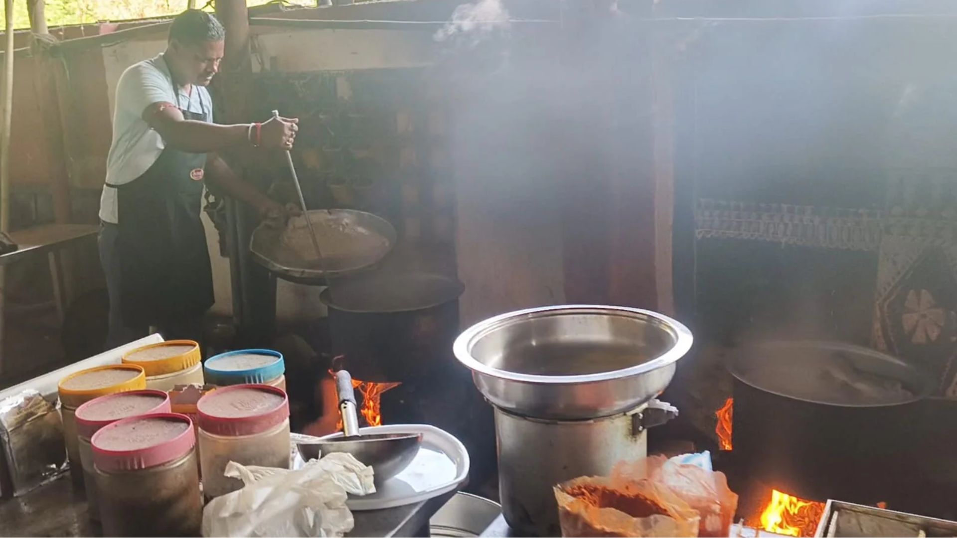 Dombivli: इराणमधील युद्धाचा डोंबिवलीत ‘धूर’; पार्किंगमध्ये चुली पेटल्या, शेफ तोडतायत लाकडं