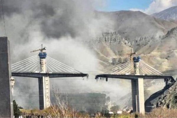 युद्ध आणखी पेटलं! इराणच्या सर्वात मोठ्या ब्रिजवर हल्ला, 8 मृत्यू 95 जखमी