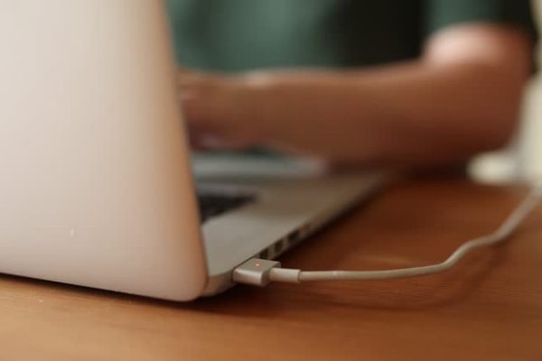 तुम्हीही लॅपटॉप चार्जिंग करताना ‘या’ चुका करताय? तर लवकर थांबवा; अन्यथा बसू शकतो फटका…