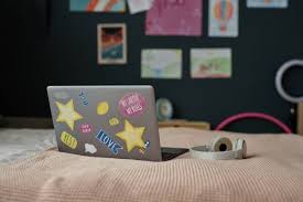 तुम्हीही तुमचा लॅपटॉप स्टिकर्सने सजवलाय? तर ‘ही’ चूक पडू शकते महागात, होऊ शकतं नुकसान…