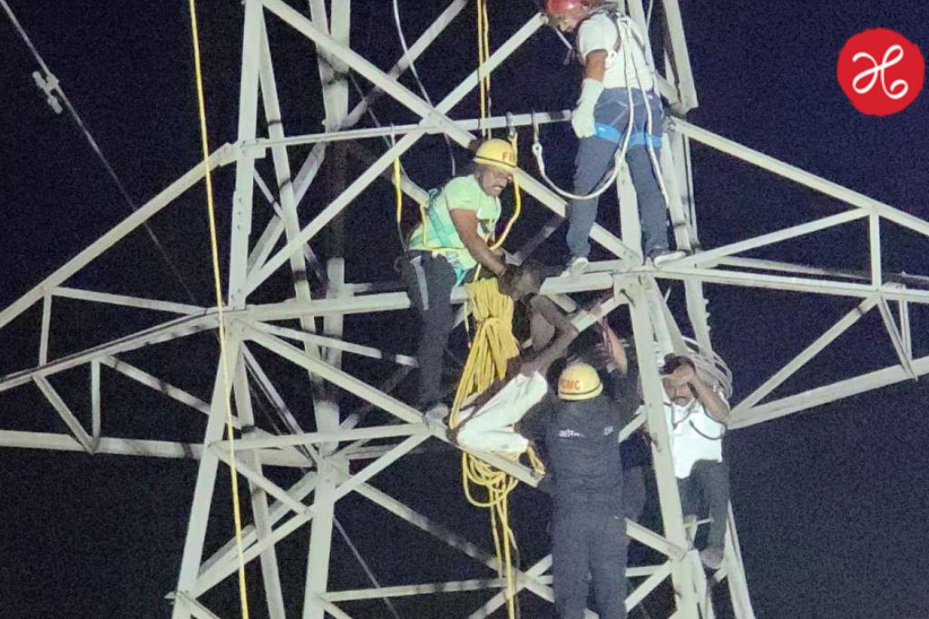 Pune Crime :  हाय-टेन्शन टॉवरवर 3 तास ‘हायव्होल्टेज’ थरार! पुण्यात अग्निशमन दलाने वाचले मनोरुग्ण तरुणाचे प्राण