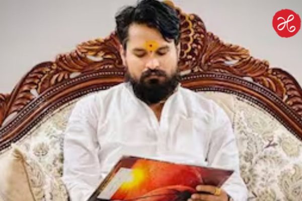 Manohar Mama Bhosale : भोंदू मनोहर भोसलेचा ‘मायाजाल’ अखेर कोलमडला! 3 दिवसांची पोलीस कोठडी; बोंबील विकणारा कसा झाला ‘मामा’?