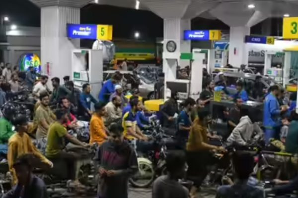 Pakistan Fuel Price Hike: पाकिस्तानमध्ये इंधन दरवाढीचा भडका! पेट्रोल 458 तर डिझेल 520 रुपये लिटर, नागरिकांची परिस्थितीतही बिकट
