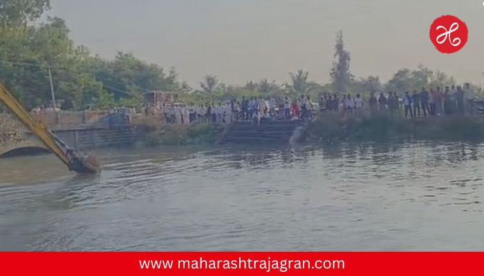 Solapur accident : पहाटेचा भीषण अपघात! कालव्यात कार कोसळली; पत्नी व सासू-सासऱ्यांचा मृत्यू