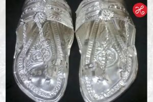 Silver Kolhapuri: ऐकावं ते नवलचं! सासरच्यांनी जावयासाठी बनवली चांदीची कोल्हापुरी चप्पल; किंमत वाचून व्हाल अवाक
