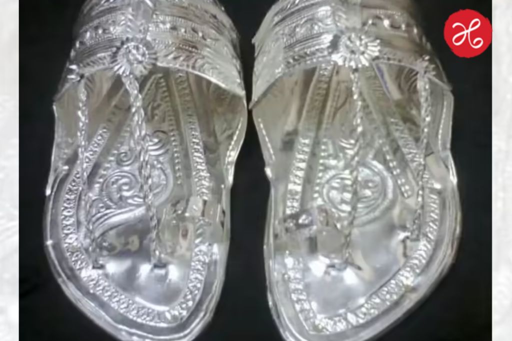Silver Kolhapuri: ऐकावं ते नवलचं! सासरच्यांनी जावयासाठी बनवली चांदीची कोल्हापुरी चप्पल; किंमत वाचून व्हाल अवाक