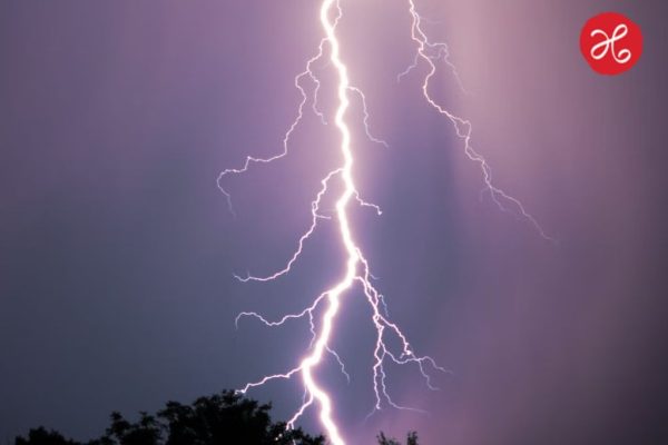 Pune Lightning Strike: काळजाचा थरकाप! पुण्यात धावत्या दुचाकीवर कोसळली वीज; 22 वर्षीय तरुणाचा जागेवरच कोळसा, 3 मित्र गंभीर जखमी