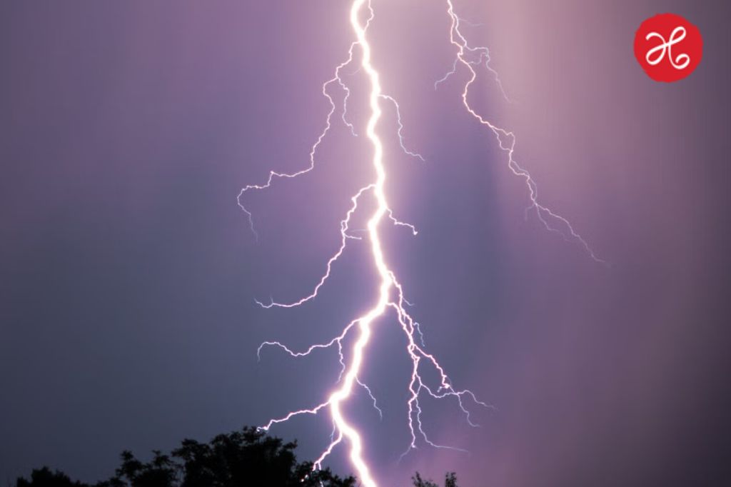 Pune Lightning Strike: काळजाचा थरकाप! पुण्यात धावत्या दुचाकीवर कोसळली वीज; 22 वर्षीय तरुणाचा जागेवरच कोळसा, 3 मित्र गंभीर जखमी