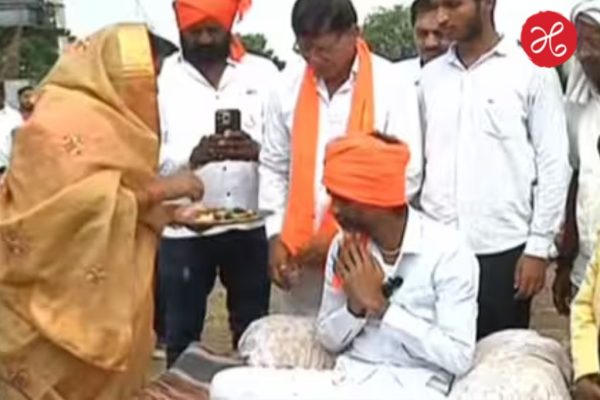 Maratha Reservation: डोक्यावर भगवा, ४० डिग्रीचं ऊन… आंतरवाली सराटीत जरांगेंचं आमरण उपोषण सुरू
