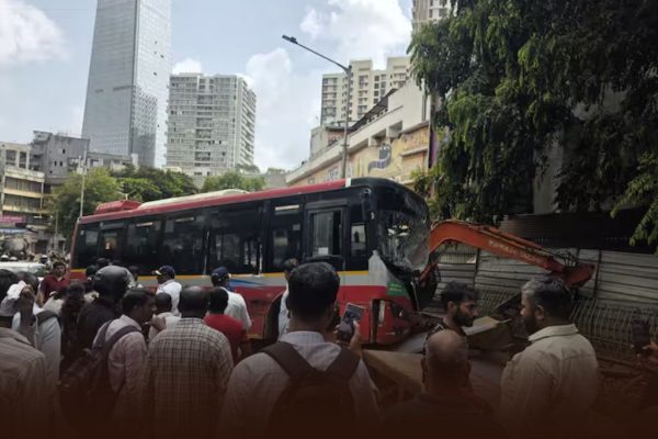 Mumbai Best Bus Accident: दादरमध्ये बेस्ट बसचा थरार; नियंत्रण सुटल्याने 4 वाहनांना चिरडले, एकाचा मृत्यू तर 3 जण गंभीर