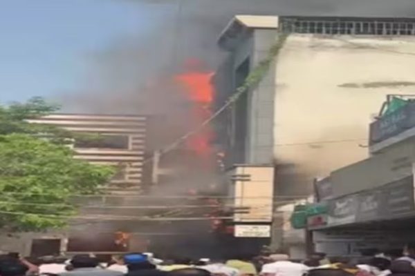 दिल्ली हादरली! ‘लेमन ग्रीन’ रेस्टॉरंटला भीषण आग; 10 जणांचा दुर्दैवी मृत्यू